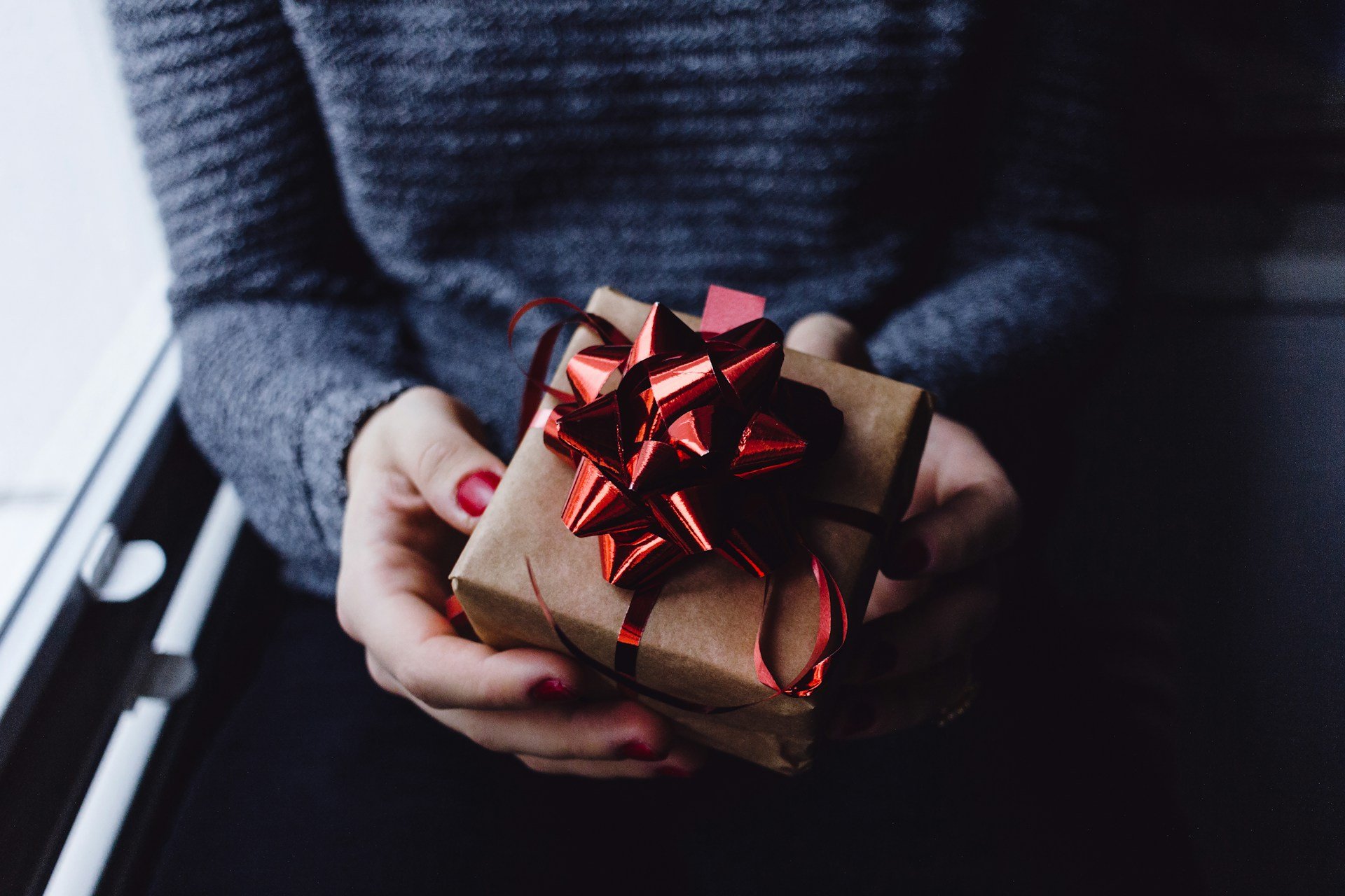 gift box red bow