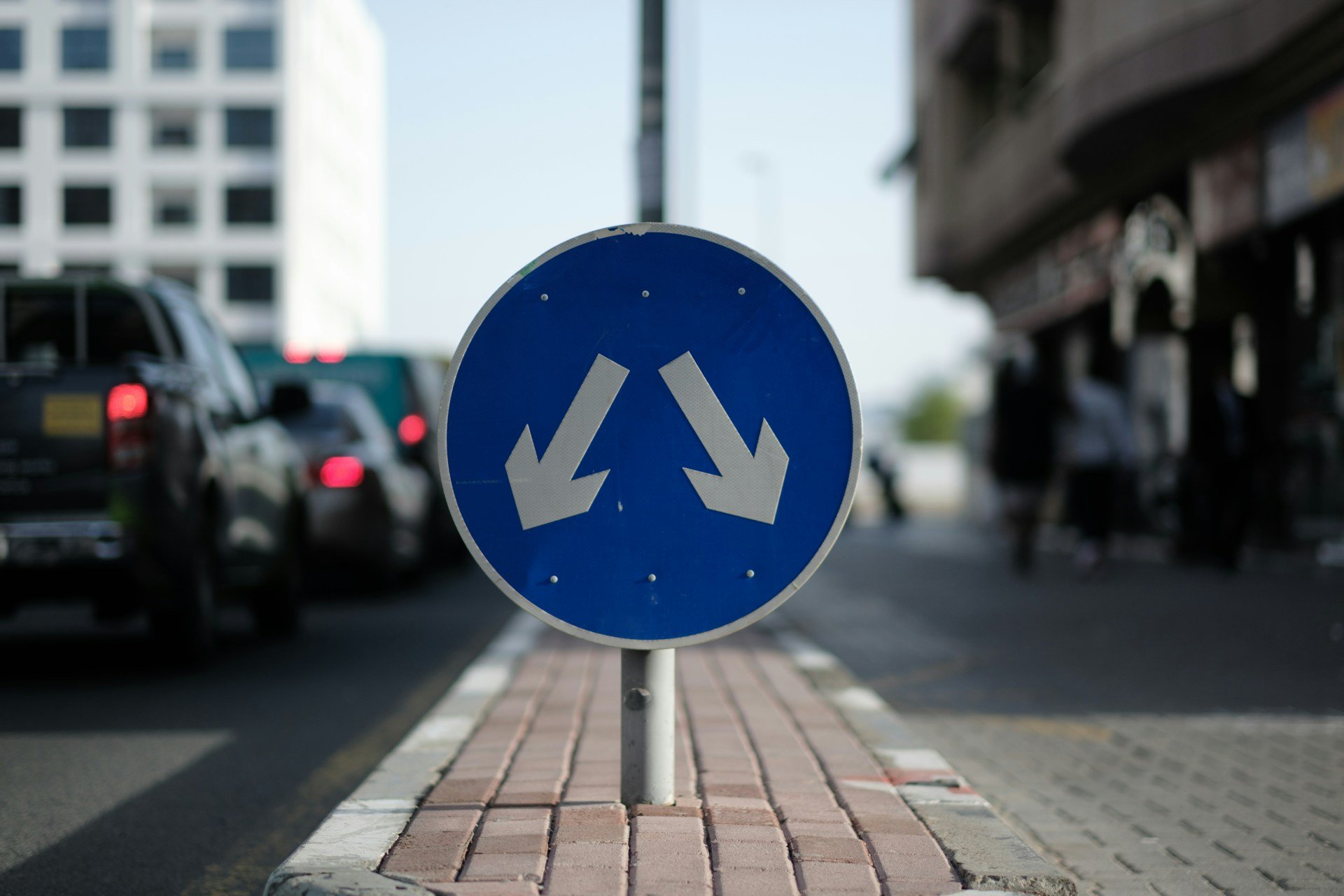 blue sign with two arrows